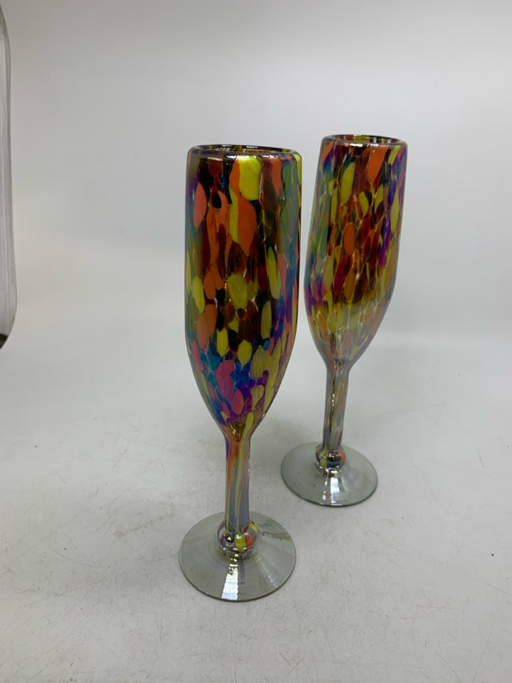2 CONFETTI BLOWN GLASS CHAMPAGNE FLUTES.
