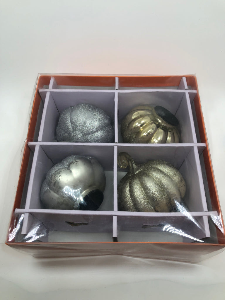 4 MARTHA STEWART SILVER/GOLD PUMPKIN FIGURES IN BOX.