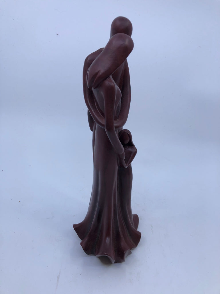 MAROON FAMILY HUGGING ABSTRACT DECOR.