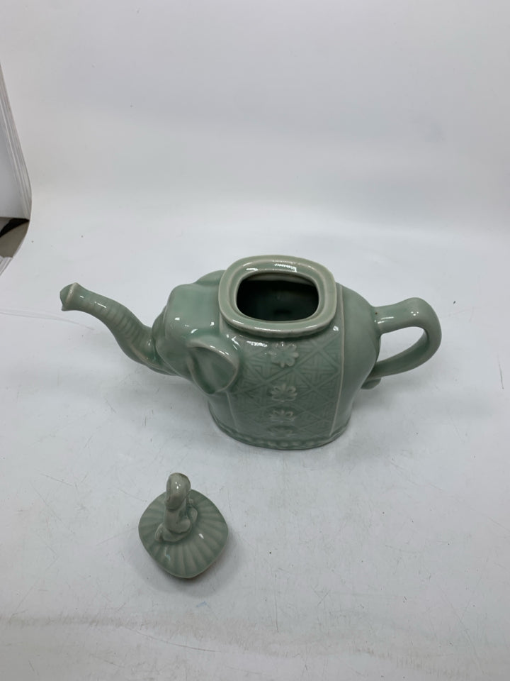 VTG ELEPHANT TEA POT.