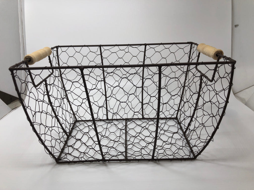 BROWN WIRE BASKET W/DOWEL HANDLES.