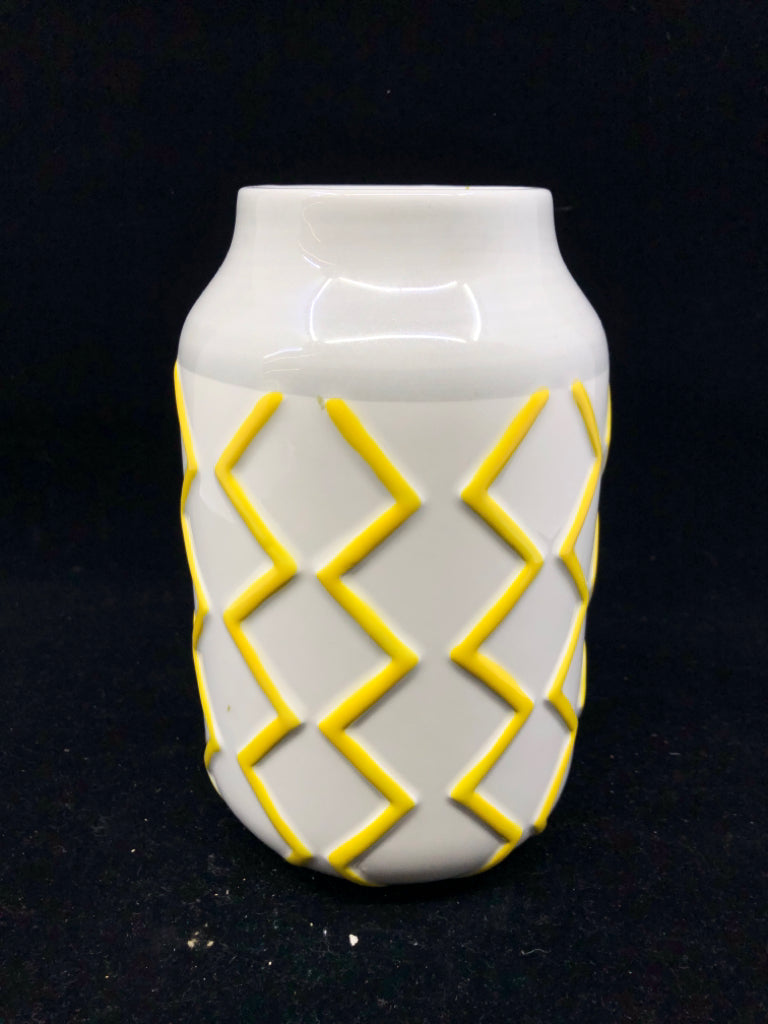 WHITE AND YELLOW ZIG ZAG PATTERN VASE.