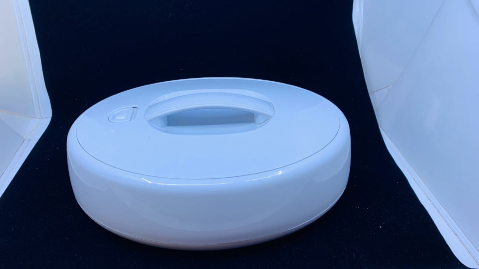 WHITE OVAL INSULATED PLASTIC FOOD CARRIER.