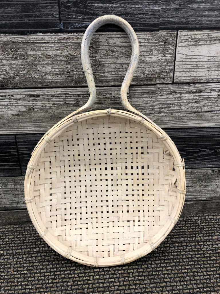 LIGHT WOVEN WALL HANGING BASKET.