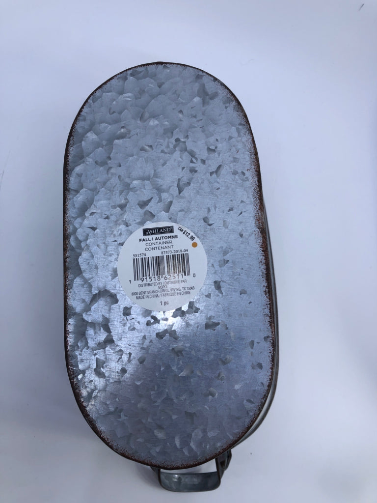 OVAL GALVANIZED METAL CONTAINER W/ HANDLES.