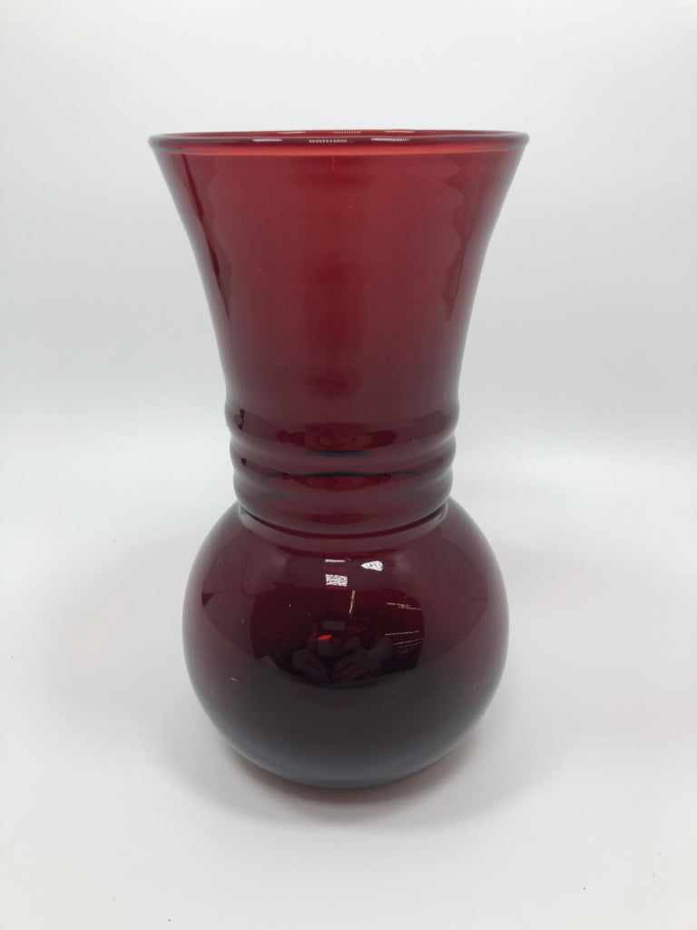 CRANBERRY GLASS RIBBED NECK VASE.