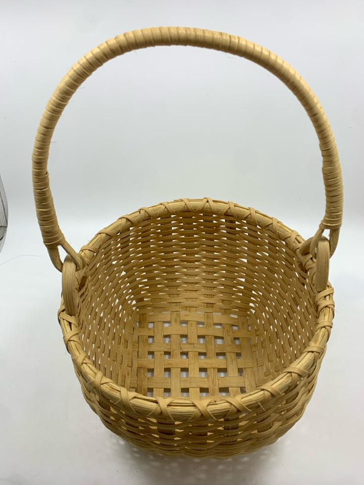 LIGHT WICKER ROUND BASKET W/HANDLE.
