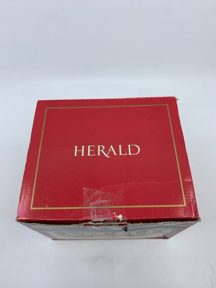 HERALD NATIVITY SCENE FIGURINES IN BOX