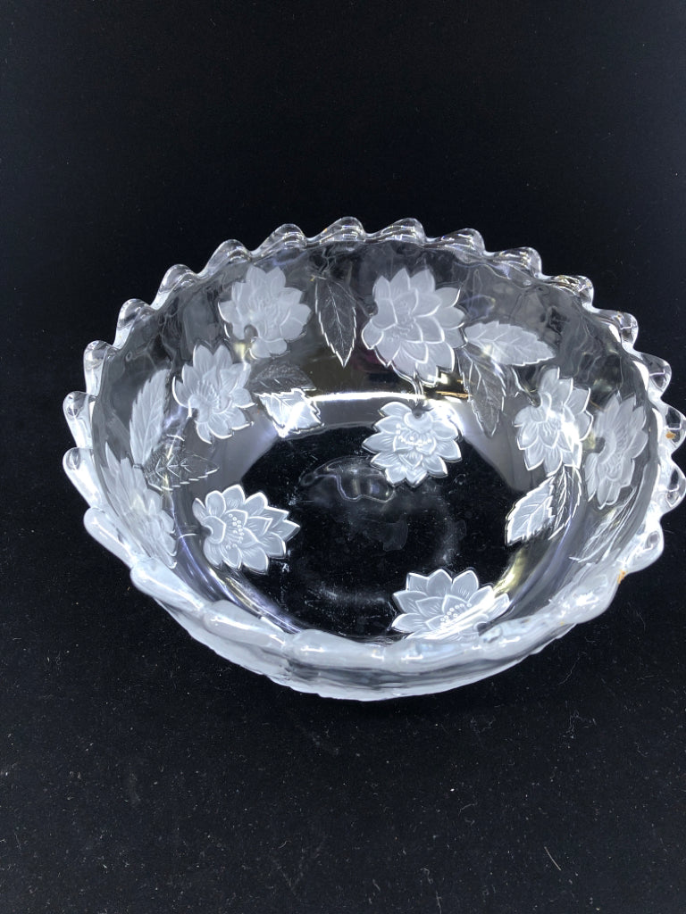 LARGE FROSTED FLOWERS GLASS BOWL.