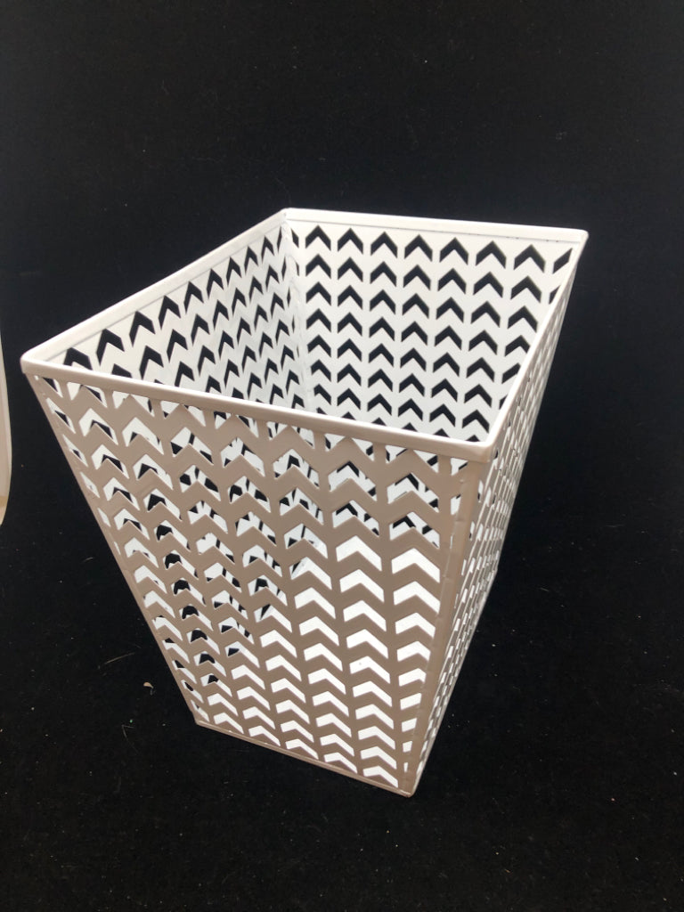 WHITE METAL ARROW BIN.