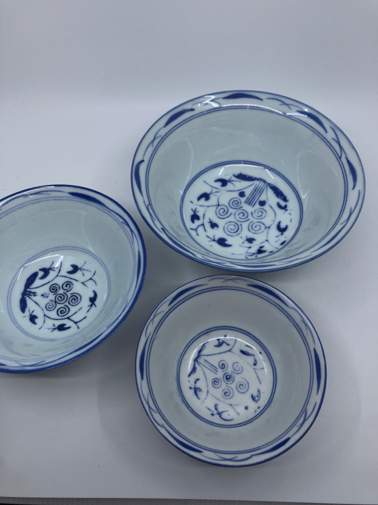 3 BLUE AND WHITE NESTING BOWLS.