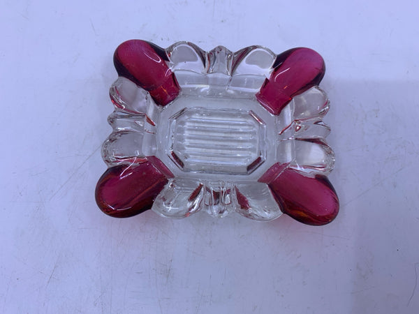 SMALL RED/CLEAR GLASS ASHTRAY.