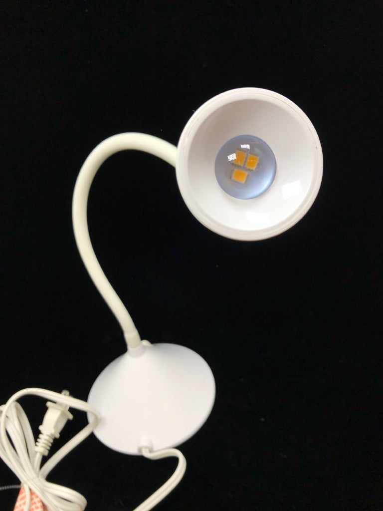 ADJUSTABLE WHITE DESK LAMP.