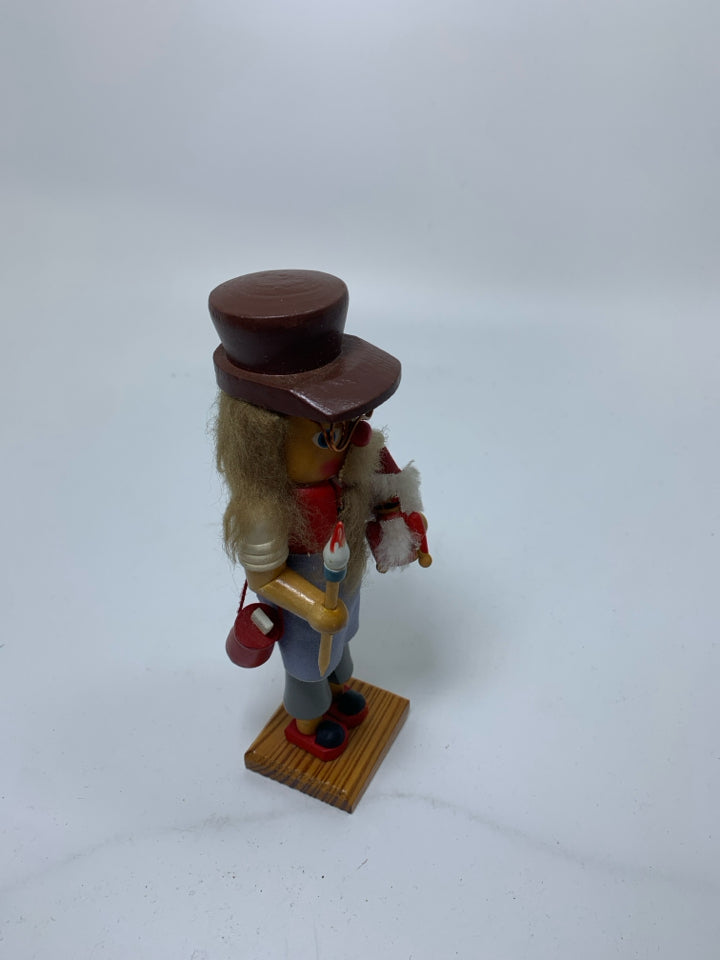 SMALL NUTCRACKER PAINTING A MINI NUTCRACKER.