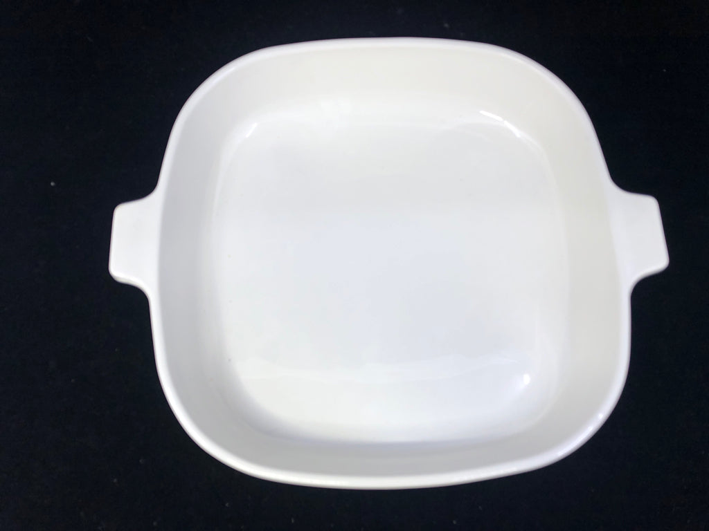 WHITE BAKING DISH WITH SCROLL DESIGN.