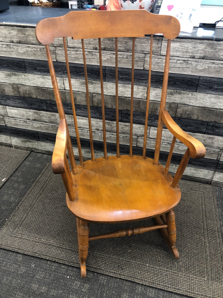 VTG OAK WOOD ROCKING CHAIR *MINOR WEAR*.