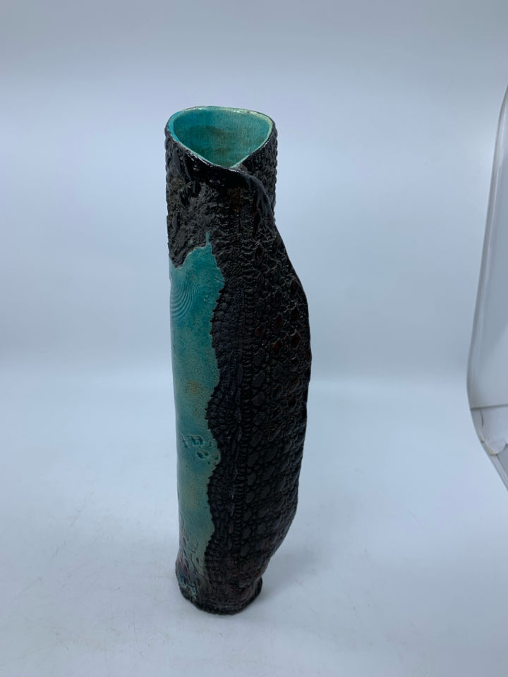 ABSTRACT TEAL/BLACK DETAILED VASE.