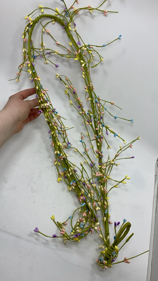 GREEN VINE GARLAND W/PASTEL PIP.
