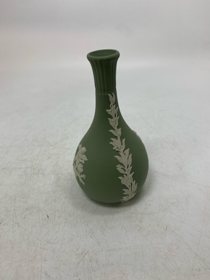 VTG JASPERWARE SHORT VASE W/ SKINNY NECK CHERUBS.
