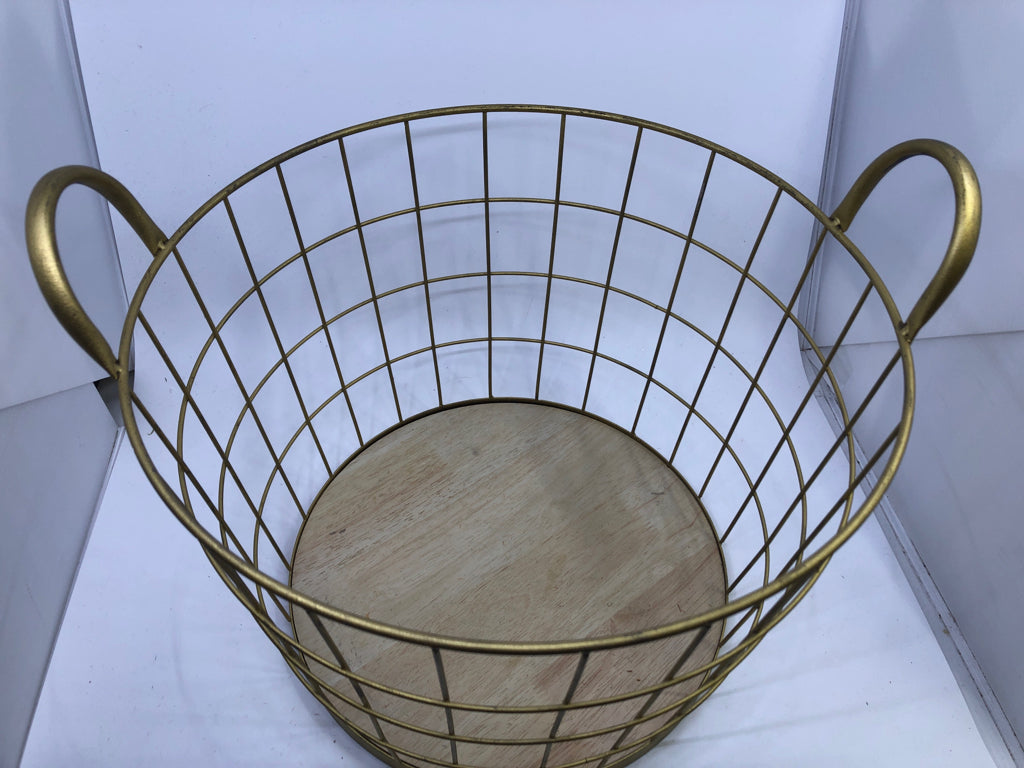 GOLD WIRE BASKET W/ HANDLES & WOOD BOTTOM.