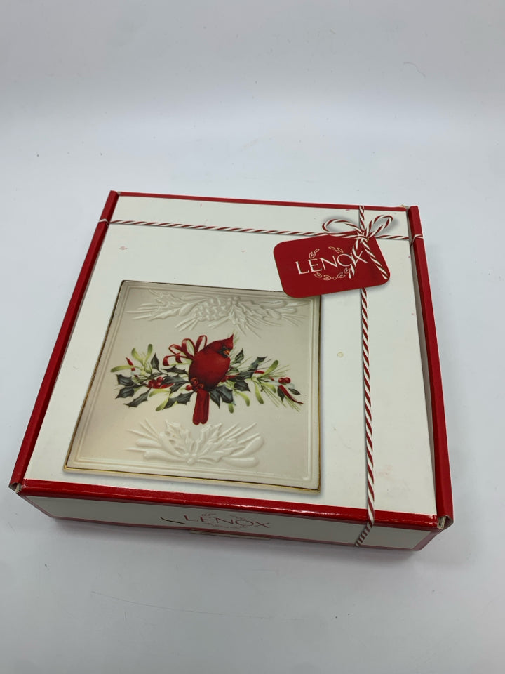CARDINAL LENOX WINTER GREETINGS CARVED TRIVET IN BOX