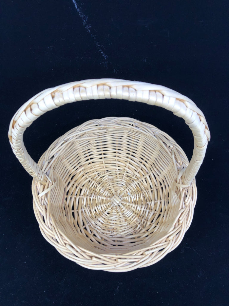 FOOTED CREAM WOVEN BASKET.