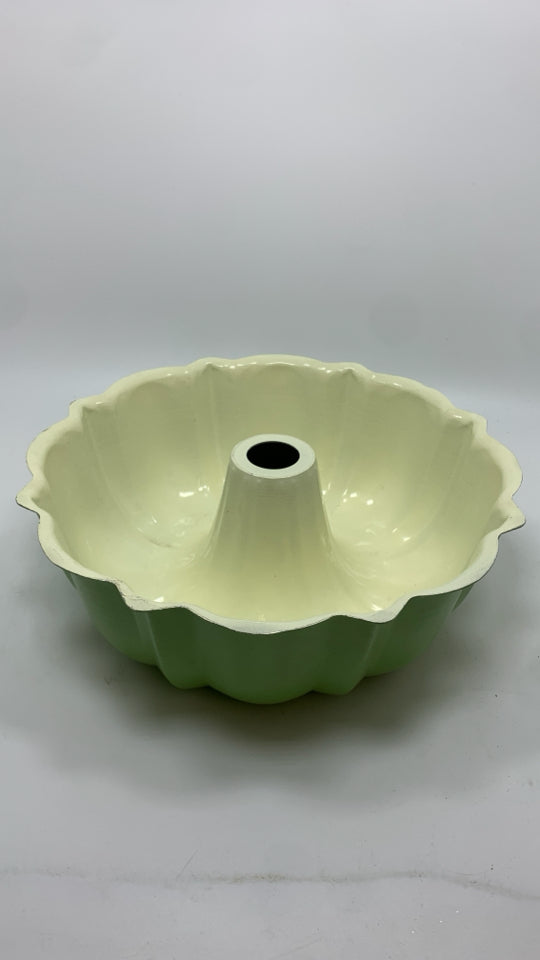 RIBBED EDGES BUNDT BAKING PAN.