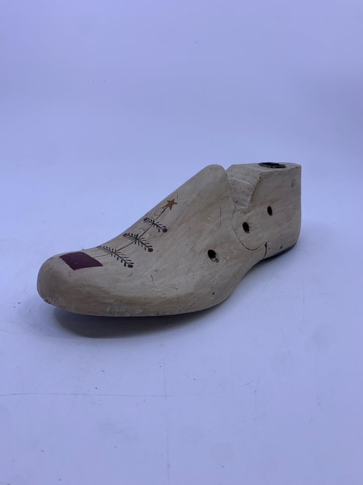 WHITE PAINTED SHOE FORM PRIMITIVE STYLE.