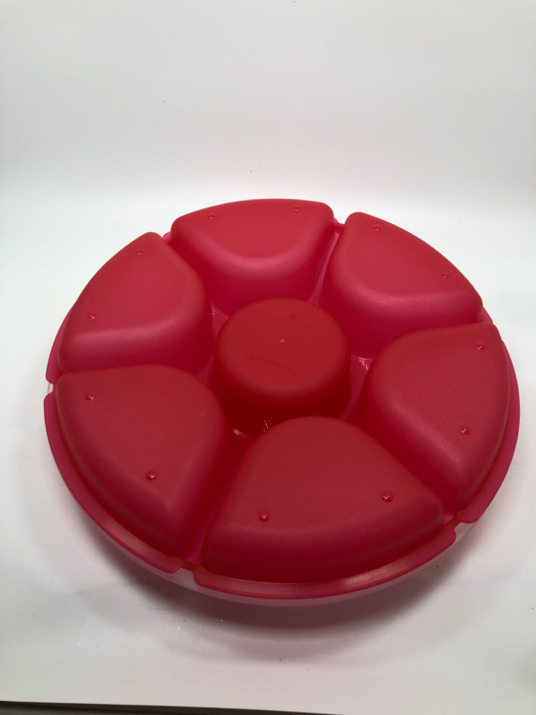 TUPPERWARE DIVIDED SERVING TRAY W/COVER.