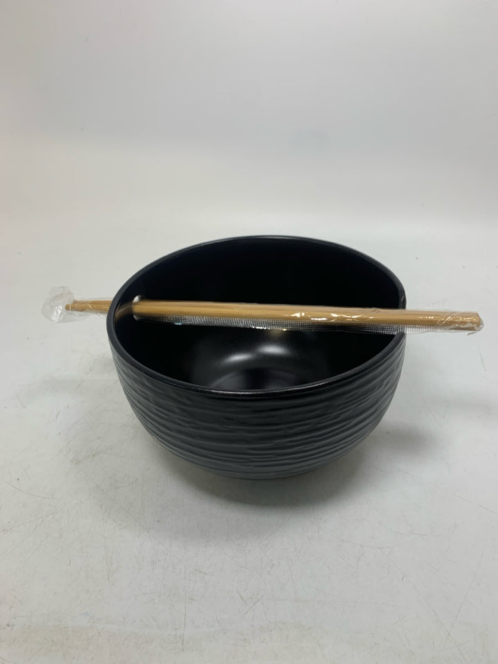 2 PC TEXTURED EXTERIOR RAMEN BOWL W/ CHOPSTICKS.