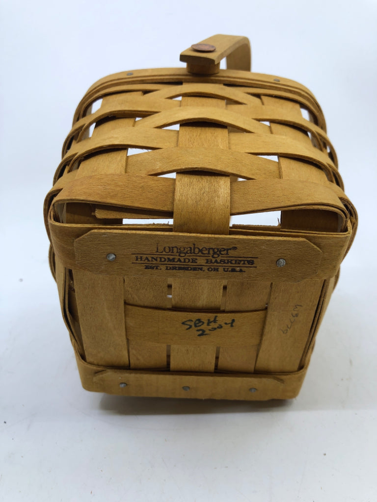 2004 SMALL ROUNDED SQUARE BASKET+ SWING HANDLE.