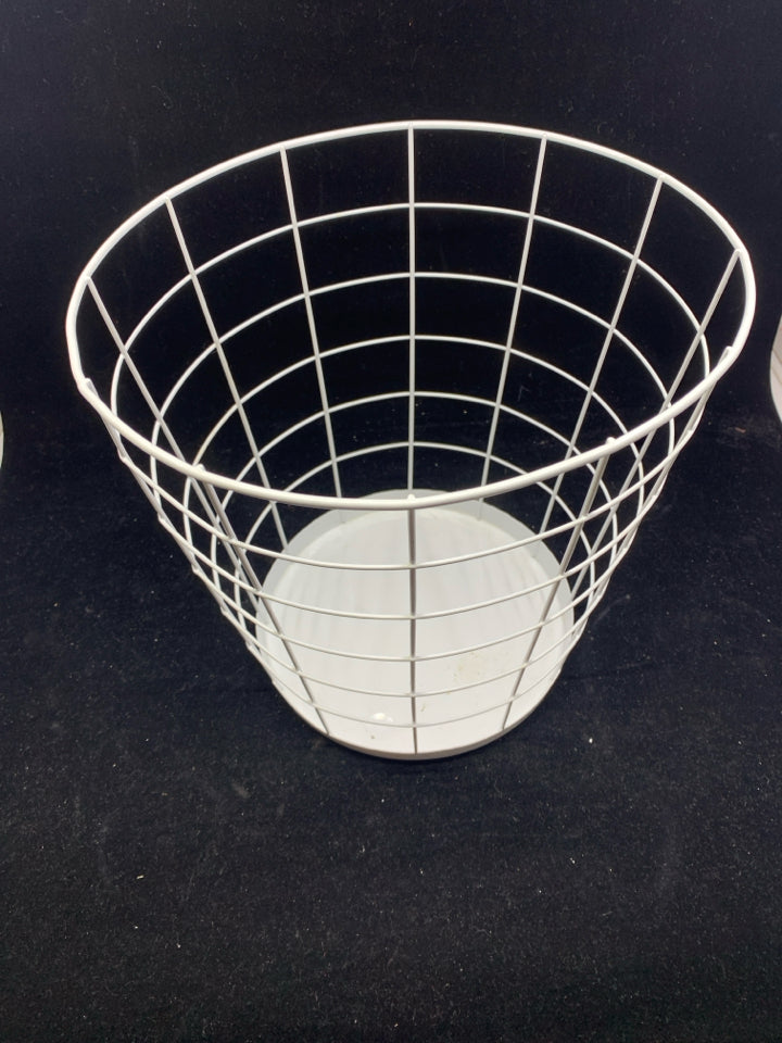 WHITE METAL TRASH BASKET.