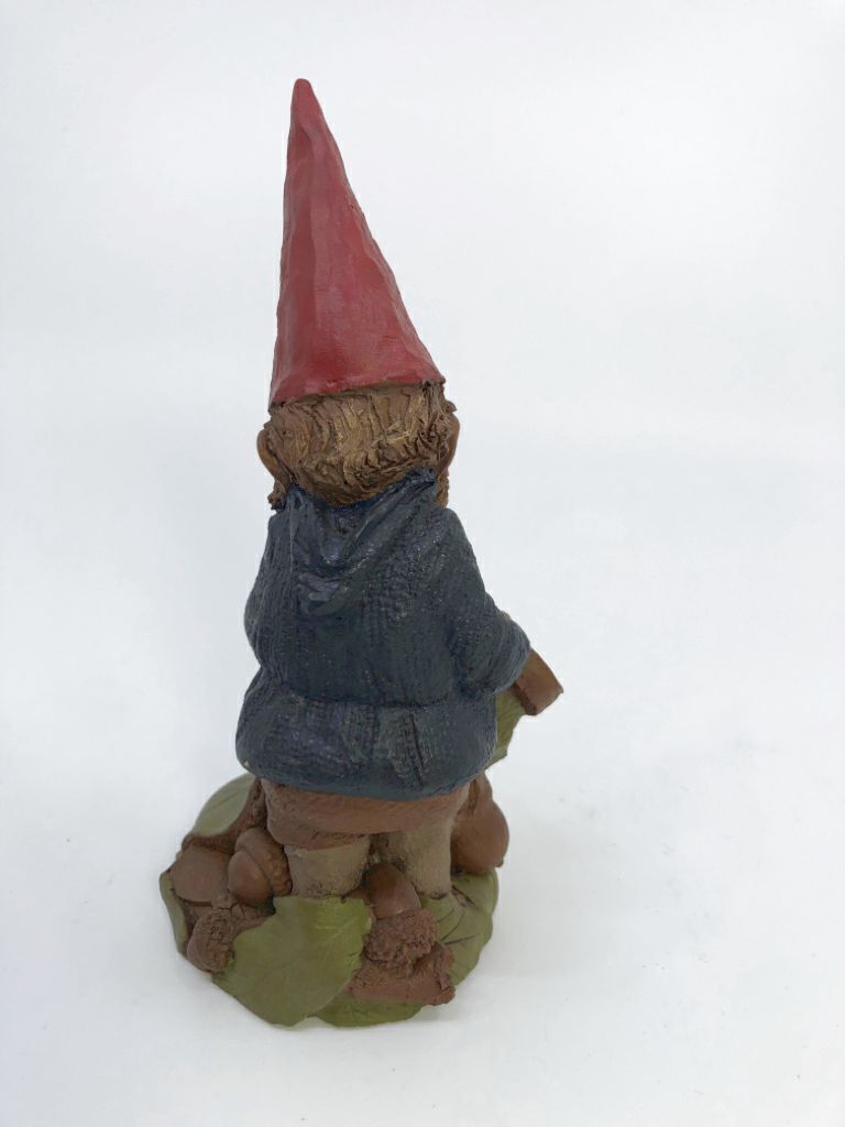 VTG TOM CLARK "CLAUDE" GNOME PAINTING ON LEAF FIGURINE.