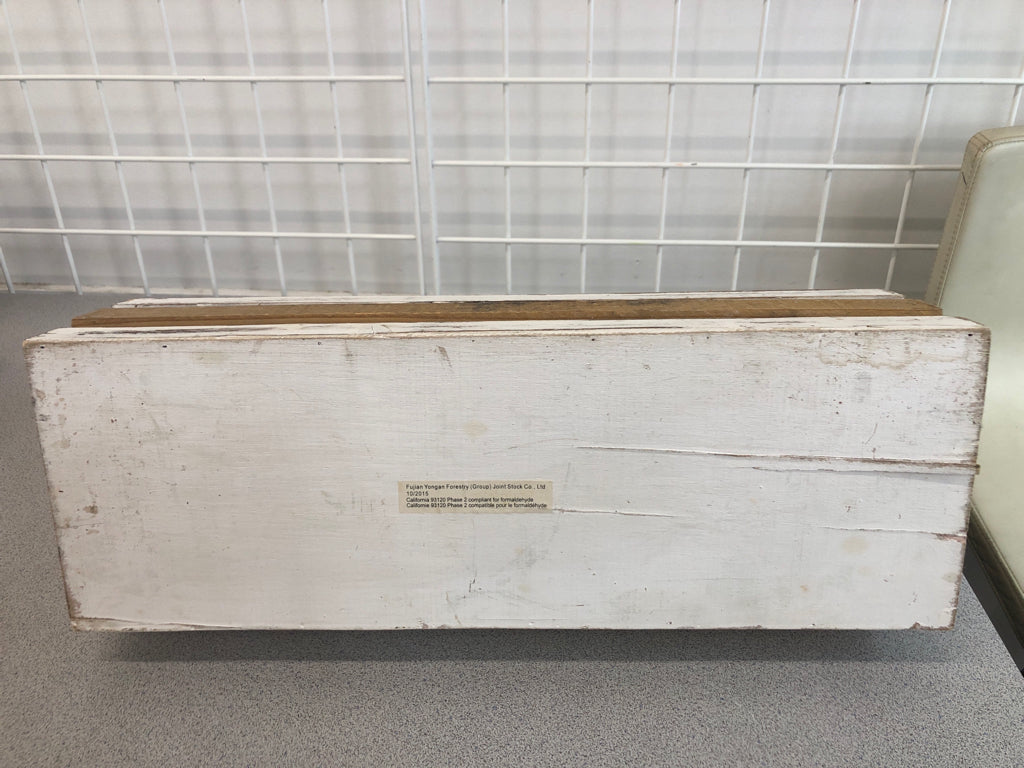 WOOD WHITE DISTRESSED CADDY.