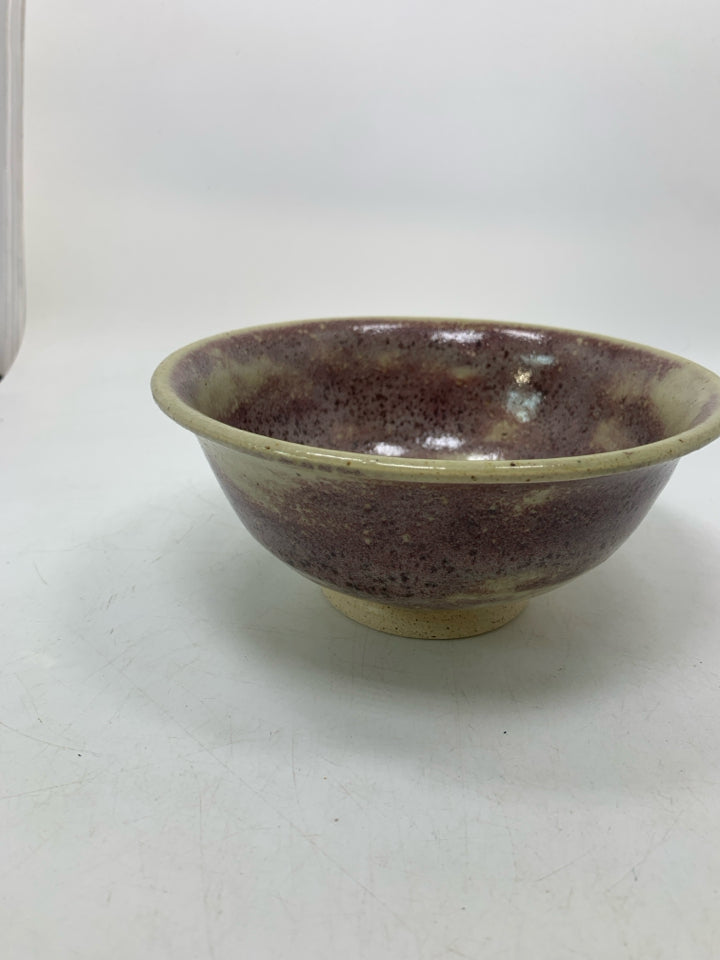 FOOTED TAN/FADED RED PATTERNED POTTERY BOWL.