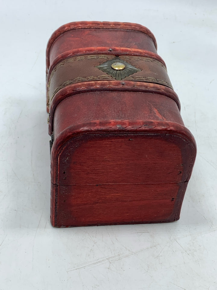 RED WOOD DECORATIVE BOX W/CLASP.