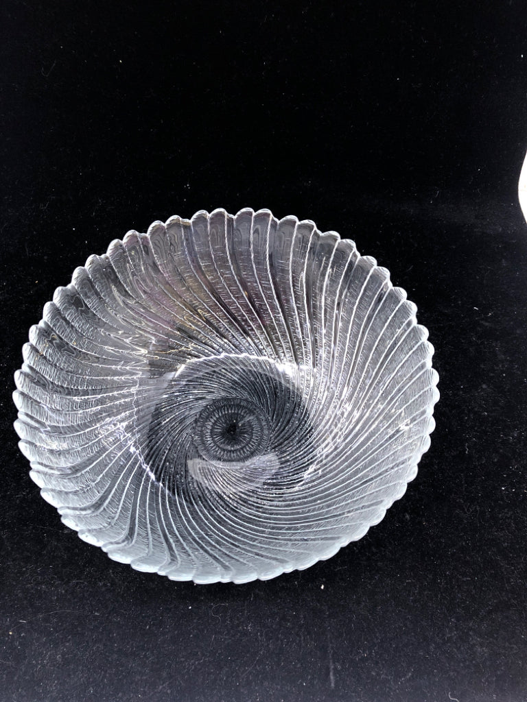 FROSTED GLASS SWIRL SERVING BOWL.