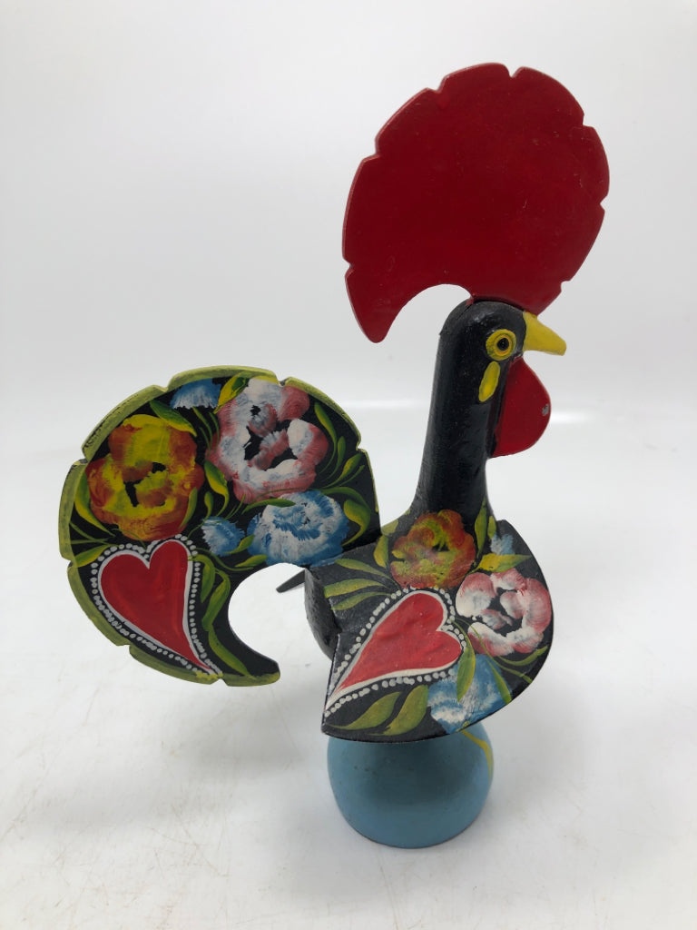 METAL ROOSTER W/FLORAL DESIGN DECOR.