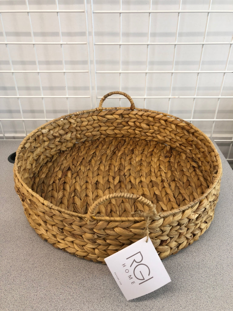 NWT ROUND WICKER TRAY.