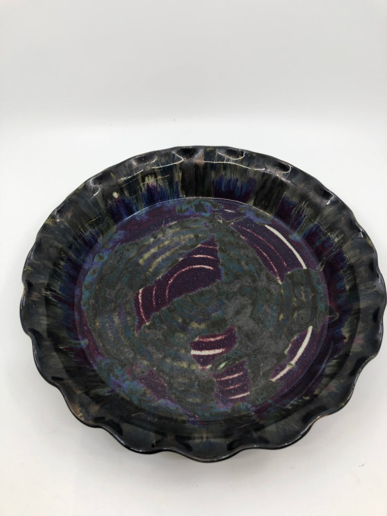 EDGECOMB POTTERY BLACK AND PURPLE PIE DISH.