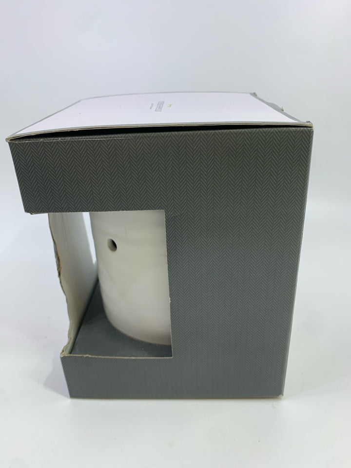 NIB WHITE THRESHOLD WAX WARMER.