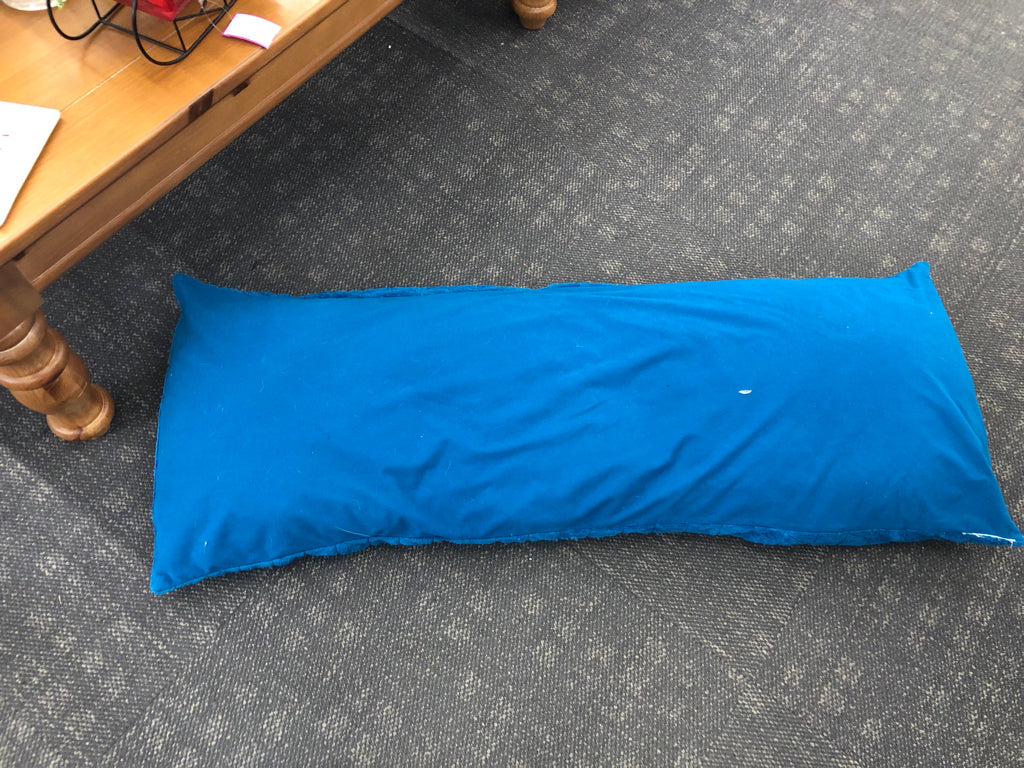 BLUE GEOMETRIC PILLOW.