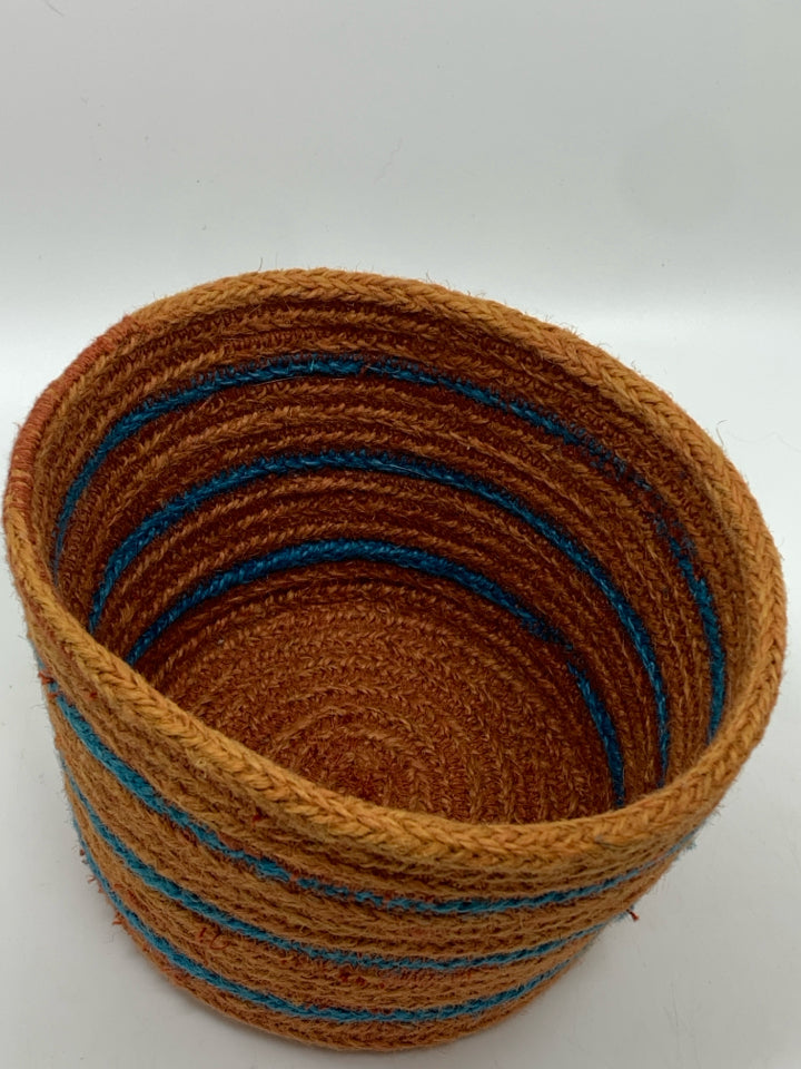 SMALL ROUND FABRIC BROWN AND BLUE LINES BASKET.