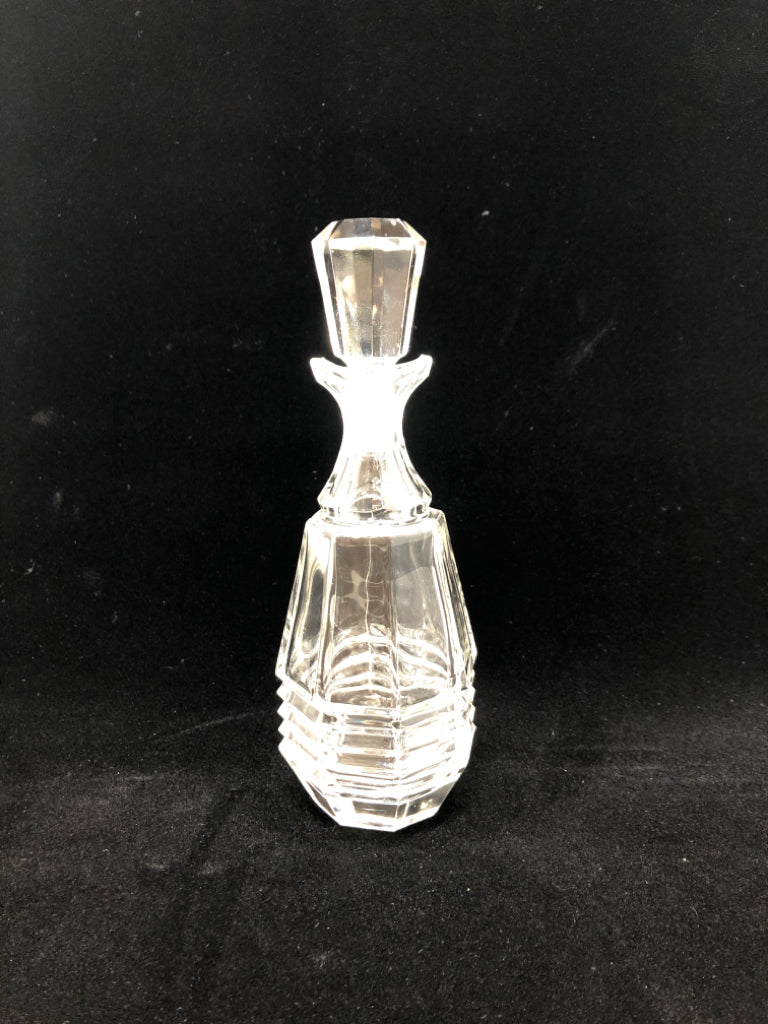 SM CUT GLASS DECANTER.