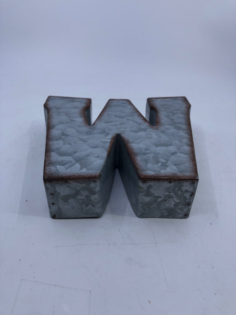 METAL "W" SHELF/WALL DECOR.