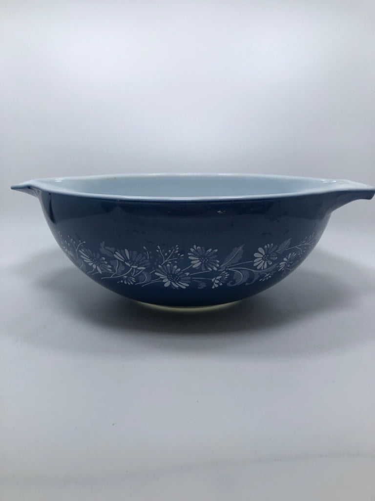 3 VTG COLONIAL MIST CINDERELLA NESTING BOWLS.