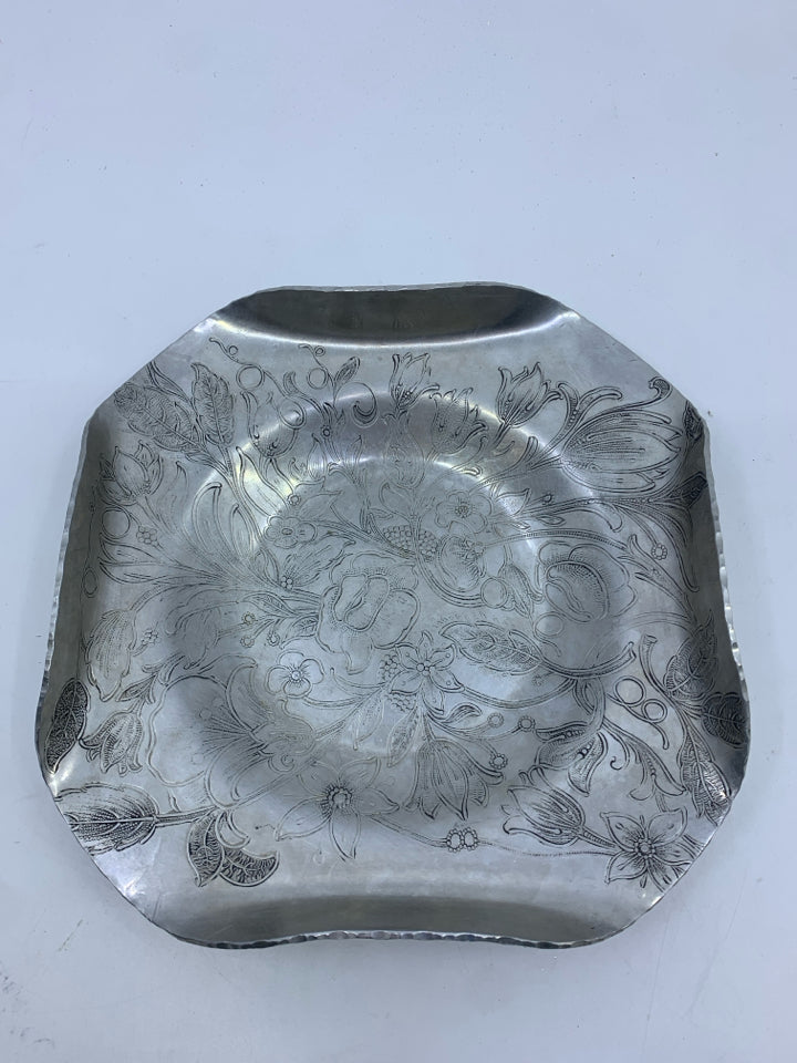 VTG HAMMERED ALUMINUM DISH W RAISED EDGES AND ETCHED FLORAL.