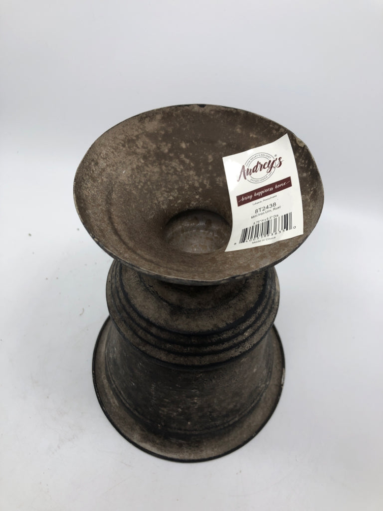 RUSTIC METAL URN-STYLE PLANTER.