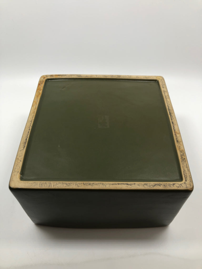 GREEN SQUARE PLANTER.