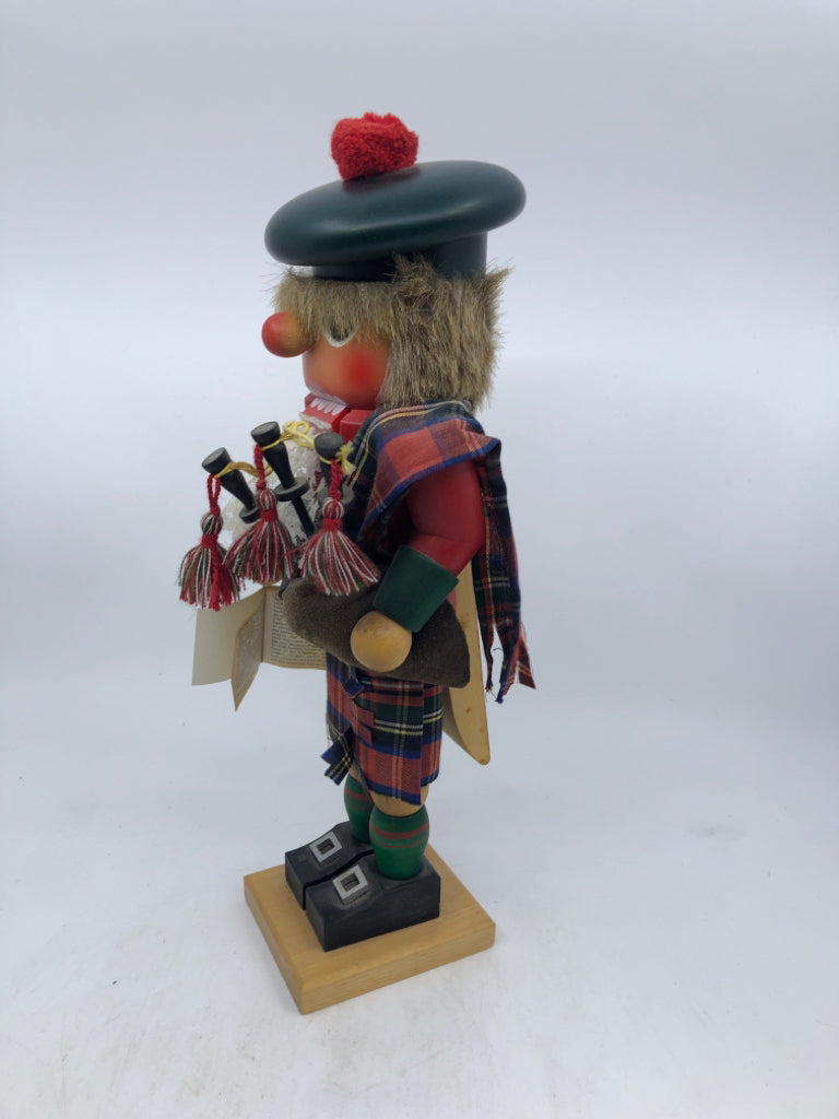 SCOTTISH BAGPIPER NUTCRACKER W GERMANY - HOLZKUNST CHRISTIAN ULBRICHT.